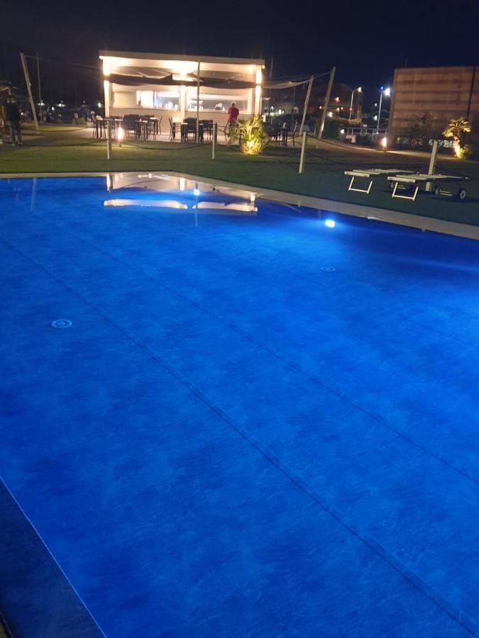 Marina Degli Estensi Floating Resort ลีโด เดลยี เอสเตนซี ภายนอก รูปภาพ